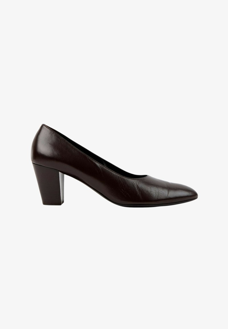 Escarpin femme en cuir marron foncé à talon bas carré, bout arrondi et pointu sur fond blanc.