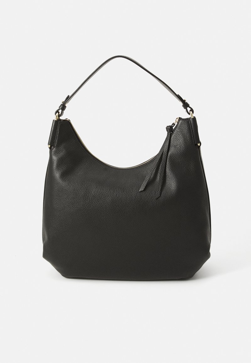 Bolsa de couro preta com forma curva, uma alça de ombro ajustável e um fecho de zíper com detalhe de franja.