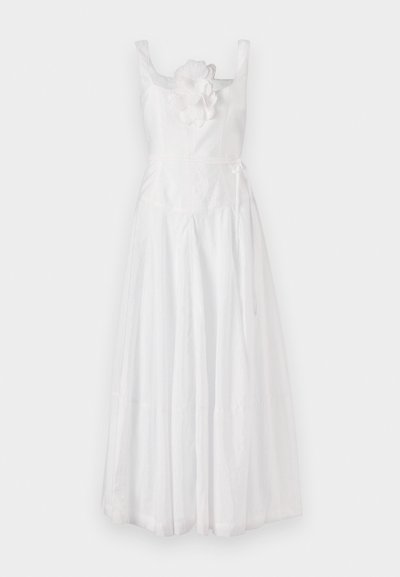 Balta midi kleita ar pieguļošu augšdaļu, platām siksnām un ziedu akcentu kreisajā pusē. Plūstošs svārks ar maigu spīdumu un auklu jostasvietā.