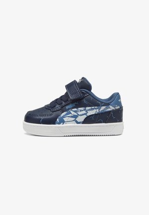 Sneaker Puma in pelle blu navy scuro con design astratto bianco e blu, caratterizzato da una fascia in velcro, chiusura con lacci e suola in gomma bianca.