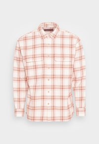 Koszula w kratę z długim rękawem w jasnoróżowym i białym kolorze, wykonana z bawełny, z dwiema przednimi kieszeniami i kołnierzykiem zapinanym na guziki.