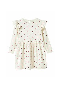 Robe à manches longues en tissu crème avec des cœurs rouges, dotée d'une épaule à volants et d'une taille froncée pour une jupe évasée. Fermeture à boutons au dos.