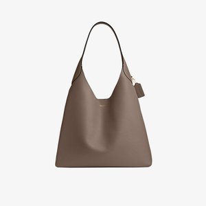 Sac à épaule en cuir marron avec une seule sangle, logo doré et étiquette de marque suspendue sur fond blanc.