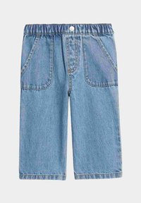 Pantalones cortos de mezclilla en azul claro con una cintura elástica, dos bolsillos frontales y un diseño de pierna recta. Tiene un cierre de botón en la cintura.