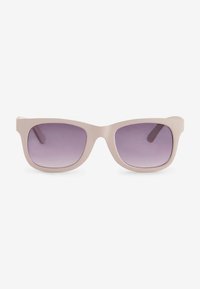Lunettes de soleil rose clair avec une forme rectangulaire et des verres dégradés violets. Présentent une finition mate et des bords arrondis sur la monture.