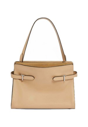 Borsa a mano in pelle beige con una forma strutturata, caratterizzata da dettagli in metallo argentato, due cinturini laterali e una texture liscia e opaca.