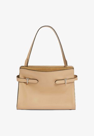 Sac à main en cuir beige à la forme structurée, avec des accessoires en métal argenté, deux sangles latérales, et une texture lisse et mate.