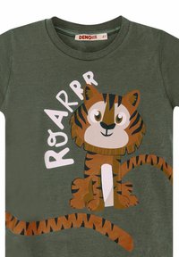 Camiseta de algodón verde con una ilustración de un tigre de dibujos animados con rayas marrones y el texto "Roarrr" en blanco, en una tipografía divertida.
