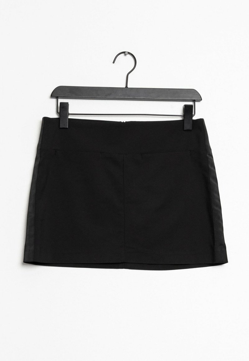 Jupe noire sur un cintre avec une texture lisse et une coupe droite. Présente une fermeture éclair au dos et des détails en panneau latéral.