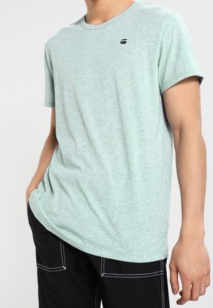 Hellgrünes kurzärmeliges T-Shirt aus strukturiertem Stoff, mit einem kleinen schwarzen Logo auf der Brust und einem Rundhalsausschnitt.