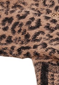 Material cu imprimeu de leopard în nuanțe de bej și negru, cu o textură moale și pufoasă, având mici accente de aur. Evidențiind un model îndrăzneț și distinct.