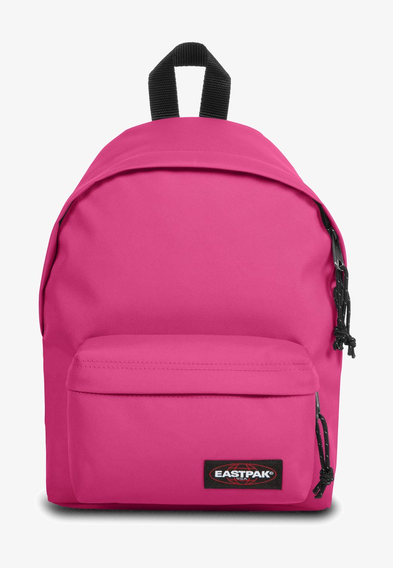 Mochila Eastpak rosa hecha de un tejido duradero, con un bolsillo frontal, cierre de cremallera y acentos en hardware negro. Superficie texturizada.