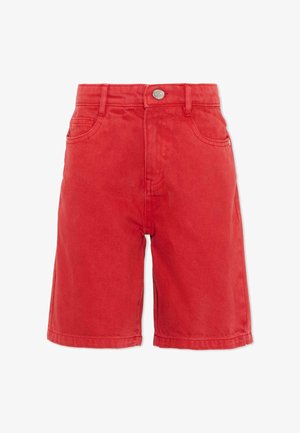 Czerwone szorty jeansowe z przednimi kieszeniami, szlufkami na pasek i srebrnym guzikiem zapinanym w pasie.