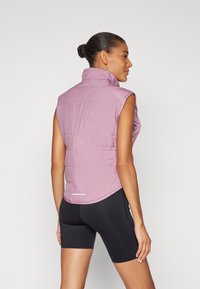 Nike Performance SWIFT VEST - Mellény - plum dust