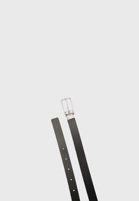 Ceinture en cuir noir avec boucle rectangulaire en argent, six trous de réglage, présentée à plat sur un fond gris clair.