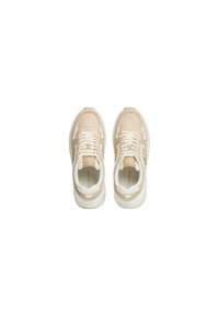 Sneaker rosa chiaro con dettagli bianchi, dotati di una suola imbottita, tessuto testurizzato e design della punta arrotondata. I lacci sono allacciati ordinatamente.