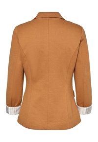 Blazer marron ajusté avec manches trois-quarts et poignets blancs présentant de fines rayures verticales, vu de dos.