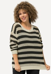 Maglione a righe bianche e nere con design a maglia aperta, scollatura ampia e maniche lunghe. Polsini e orlo a coste.