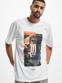 Hvid bomulds T-shirt med et grafisk print af et kunstnerisk ansigt, orange "МЕДУЗА" tekst og indviklet sort detaljering.