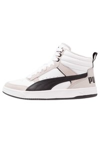 Hochschnitt-Sneaker mit einem Obermaterial aus weißem Leder, einem Akzent aus schwarzem Leder, einem grauen Wildlederpanel, weißen Schnürsenkeln und einer strukturierten schwarzen Gummisohle.