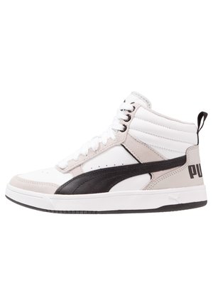 Hoge sneakers met een witte leren bovenkant, zwarte leren accenten, een grijze suède paneel, witte veters en een gestructureerde zwarte rubberen zool.