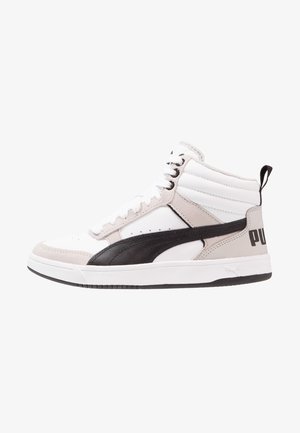 Zapatillas altas de estilo sneaker con parte superior de cuero blanco, acento de cuero negro, panel de gamuza gris, cordones blancos y suela de goma texturizada negra.