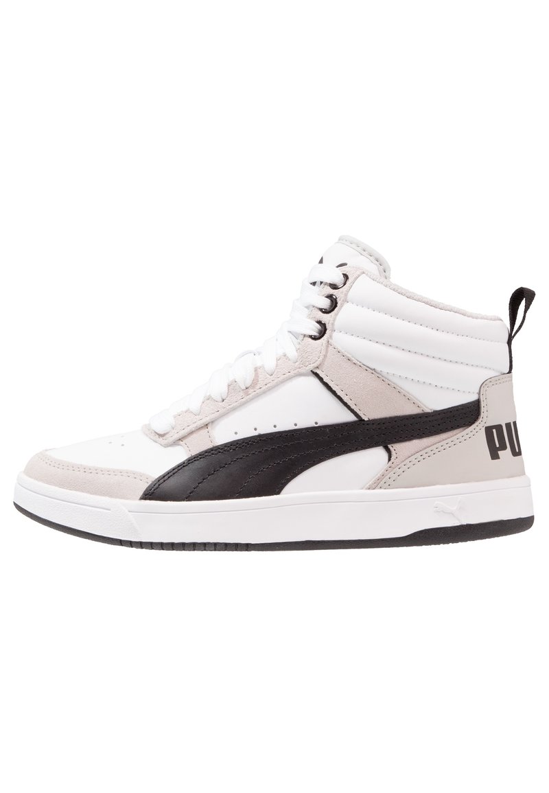 Hochschnitt-Sneaker mit einem Obermaterial aus weißem Leder, einem Akzent aus schwarzem Leder, einem grauen Wildlederpanel, weißen Schnürsenkeln und einer strukturierten schwarzen Gummisohle.