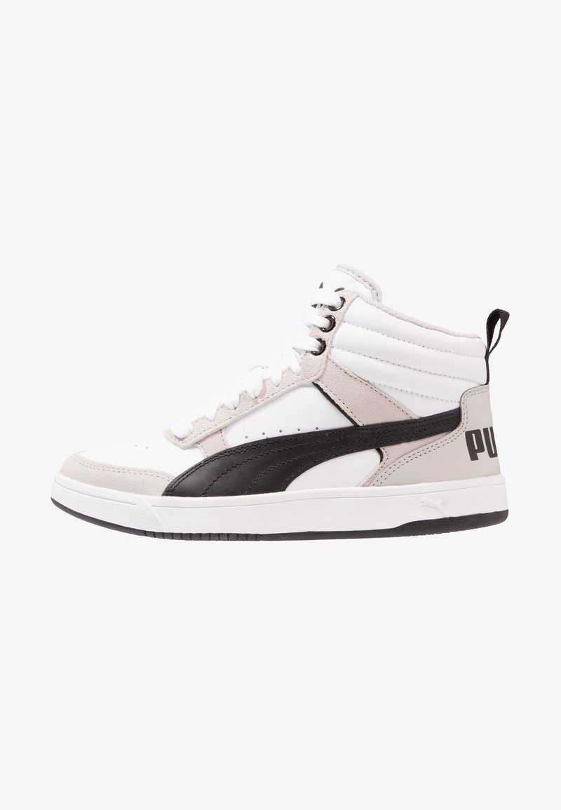 Hochschnitt-Sneaker mit einem Obermaterial aus weißem Leder, einem Akzent aus schwarzem Leder, einem grauen Wildlederpanel, weißen Schnürsenkeln und einer strukturierten schwarzen Gummisohle.