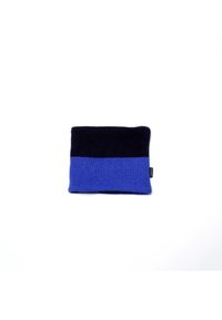 Chèche en tricot avec un design bicolore en bleu marine foncé et bleu clair, doté d'une texture côtelée et d'un petit tag logo sur le côté.