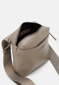 Calvin Klein ESSENTIAL CUBE REPORTER UNISEX - Borsa a tracolla - cinder