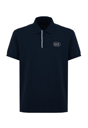 Polo blu navy a maniche corte con colletto, bordo bianco sulla patta e logo EA7 Emporio Armani bianco sul petto.