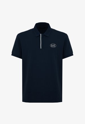 Polo de manga corta azul marino con cuello, ribete blanco en la tapeta y logo blanco de EA7 Emporio Armani en el pecho.