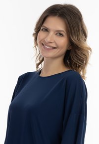 Top blu navy, leggero e aderente, con scollatura rotonda e maniche corte, realizzato in tessuto morbido per il massimo comfort.