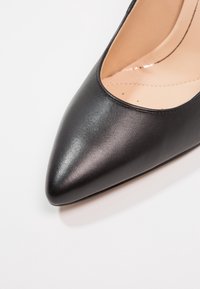 Clarks Lodičky na vysokém podpatku - black