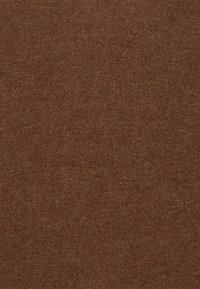 Brauner Strickstoff mit einer weichen Textur, der eine einheitliche Farbe und einen subtilen Glanz aufweist. Eignet sich für verschiedene Bekleidungsanwendungen.