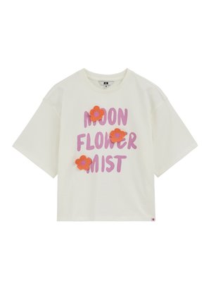 Baltas trumpomis rankovėmis marškinėlis su rožiniu užrašu „MOON FLOWER MIST“ ir trimis oranžinėmis bei rožinėmis audinio gėlėmis prisegtas priekyje.