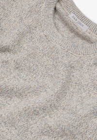 Hellgrauer Pullover mit einem strukturierten, gestrickten Design. Verfügt über einen gerippten Rundhalsausschnitt und ein Etikett mit der Aufschrift "DAN JOHN" im Kragen.