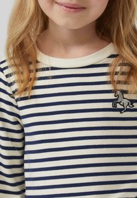 Gestreiftes Langarmshirt in Marineblau und Creme mit rundem Ausschnitt und besticktem Einhornmotiv auf der oberen linken Seite.
