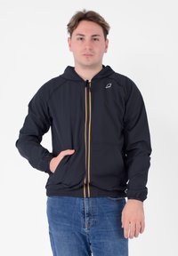 Čierna bundá na zips s kapucňou, so žltým a červeným pruhom uprostred, elastickými manžetami a bočnými vreckami.
