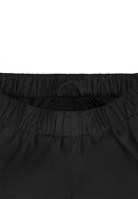 Schwarzer elastischer Bund mit geraffter Textur. Glattes Material. Innenschicht am Öffnung sichtbar. Keine weiteren Details oder Muster.