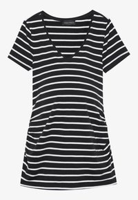 Melna īsām piedurknēm V veida kakla krekls ar horizontālām baltām svītrām un sānu sakrāšanu, apzīmēts ar Anna Field.