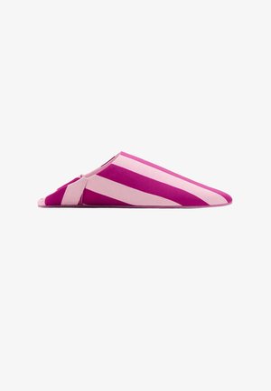 Chausson mule plat avec des larges rayures diagonales alternées rose et violet, bout pointu et dos ouvert.