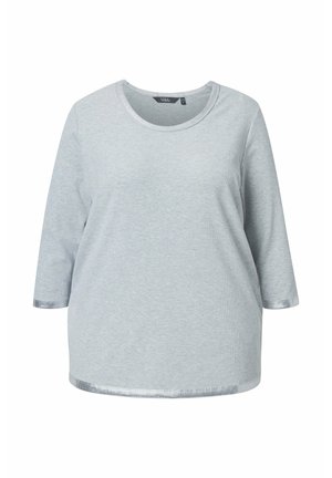 Světle šedá košile s dlouhým rukávem, kulatým výstřihem a jemným stříbrným lemováním na manžetách a spodním lemu, vystavená na bílém pozadí.