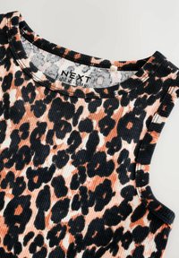 Top sans manches avec une texture côtelée et un imprimé léopard noir, orange et crème. L'encolure est ronde avec une finition noire unie.