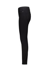 Jeans ajustados negros con una textura suave, cintura alta, presillas para cinturón y detalles metálicos en los bolsillos. Diseñados para una silueta ajustada.