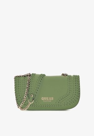 Zöld műbőr keresztpántos táska lánc pánttal, a szélein szőtt részletekkel és aranyszínű logó táblával az elején.