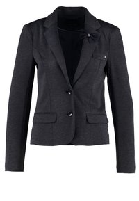 Blazer ajusté gris foncé avec deux boutons à l'avant, poches à rabat, une poche poitrine et un petit nœud décoratif sur le revers gauche.