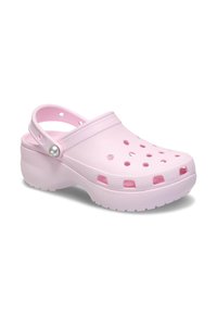 Sabots en plastique rose avec des trous de ventilation, talon surélevé, sangle texturée et accent décoratif en perle sur le côté. Surface lisse.