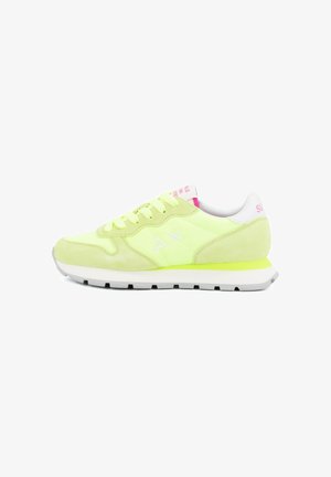 Zapatilla deportiva verde claro con suela blanca, diseño con cordones, símbolos blancos de Delta y X en el lateral, y detalles rosa en el talón y la lengüeta.
