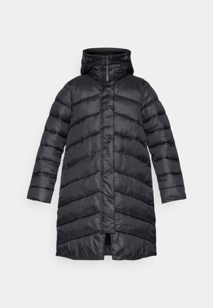 Fekete puffermellény, cipzárral elöl, kapucnival és hosszú ujjakkal. Chevron steppelés, sima textúra és oldalsó zsebek jellemzik.